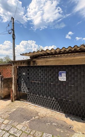 Casa para alugar com 60m², 2 quartos e 1 vagaFachada + plaquinha FRAY-594