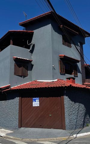 Casa à venda com 202m², 4 quartos e 2 vagas Casa à venda com 202m², 4 quartos e 2 vagasFachada + Placa