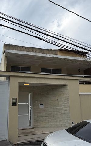 Casa de condomínio à venda com 320m², 4 quartos e 3 vagas Casa de condomínio à venda com 320m², 4 quartos e 3 vagasFachada
