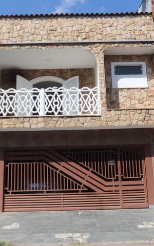 Casa à venda com 200m², 4 quartos e 2 vagasFachada