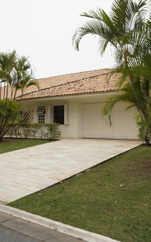 Casa de condomínio à venda com 570m², 5 quartos e 4 vagasFachada