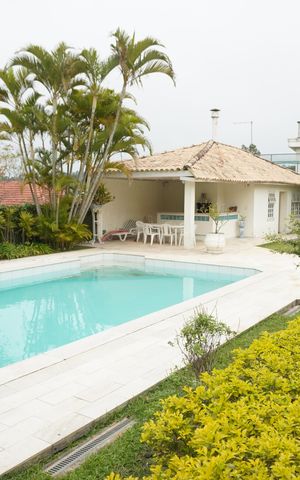 Casa de condomínio à venda com 570m², 5 quartos e 4 vagasPiscina