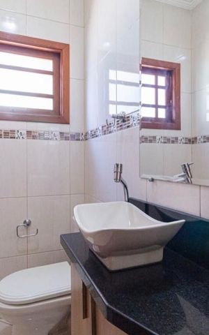 Casa à venda com 315m², 4 quartos e 6 vagas Casa à venda com 315m², 4 quartos e 6 vagasBanheiro