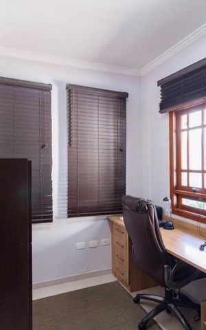 Casa à venda com 315m², 4 quartos e 6 vagas Casa à venda com 315m², 4 quartos e 6 vagasQuarto