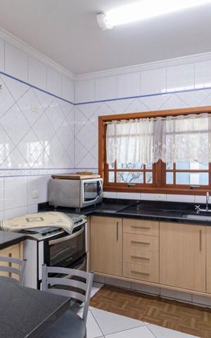 Casa à venda com 315m², 4 quartos e 6 vagas Casa à venda com 315m², 4 quartos e 6 vagasCozinha