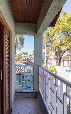 Casa à venda com 315m², 4 quartos e 6 vagas Casa à venda com 315m², 4 quartos e 6 vagasVaranda