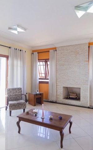 Casa à venda com 315m², 4 quartos e 6 vagas Casa à venda com 315m², 4 quartos e 6 vagasSala