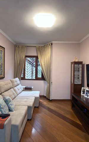 Casa à venda com 143m², 3 quartos e 4 vagas Casa à venda com 143m², 3 quartos e 4 vagasSala