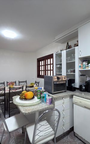Casa à venda com 143m², 3 quartos e 4 vagas Casa à venda com 143m², 3 quartos e 4 vagasCozinha