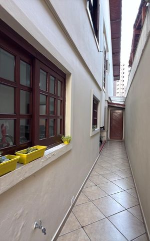 Casa à venda com 143m², 3 quartos e 4 vagas Casa à venda com 143m², 3 quartos e 4 vagasCorredor lateral