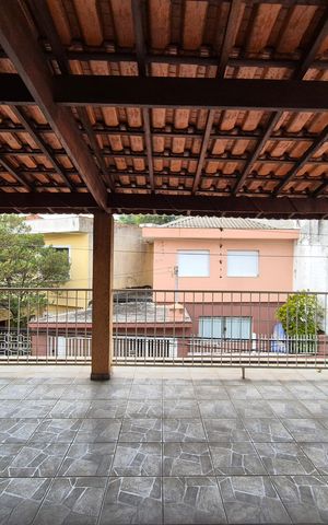 Casa à venda com 180m², 4 quartos e 4 vagas Casa à venda com 180m², 4 quartos e 4 vagasÁrea externa