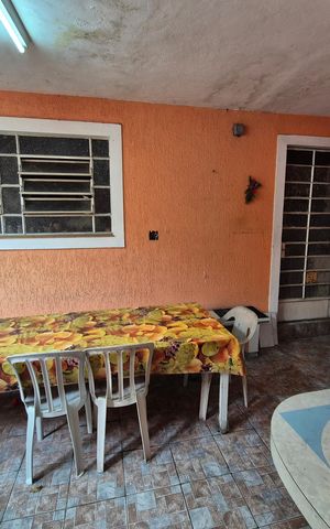 Casa à venda com 180m², 4 quartos e 4 vagas Casa à venda com 180m², 4 quartos e 4 vagasÁrea externa