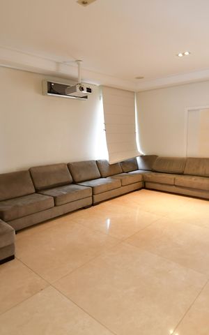 Casa de condomínio à venda com 900m², 5 quartos e 6 vagasSala de TV
