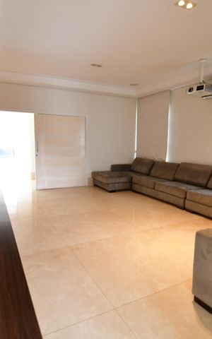Casa de condomínio à venda com 900m², 5 quartos e 6 vagasSala de TV
