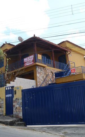 Casa para alugar com 82m², 2 quartos e 2 vagasFachada