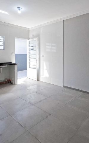 Casa para alugar com 42m², 1 quarto e sem vaga
