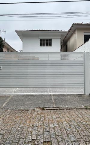 Casa à venda com 200m², 3 quartos e 3 vagas Casa à venda com 200m², 3 quartos e 3 vagasFachada