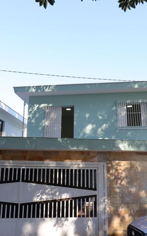 Casa para alugar com 180m², 4 quartos e 3 vagasFachada