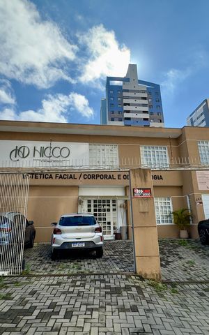Casa à venda com 362m², 6 quartos e 3 vagas Casa à venda com 362m², 6 quartos e 3 vagasFachada