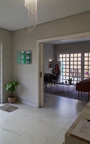 Casa à venda com 362m², 6 quartos e 3 vagas Casa à venda com 362m², 6 quartos e 3 vagasSala