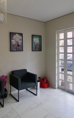 Casa à venda com 362m², 6 quartos e 3 vagas Casa à venda com 362m², 6 quartos e 3 vagasSala
