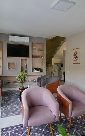 Casa à venda com 362m², 6 quartos e 3 vagas Casa à venda com 362m², 6 quartos e 3 vagasSala