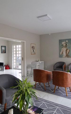 Casa à venda com 362m², 6 quartos e 3 vagas Casa à venda com 362m², 6 quartos e 3 vagasSala