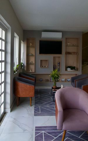 Casa à venda com 362m², 6 quartos e 3 vagas Casa à venda com 362m², 6 quartos e 3 vagasSala