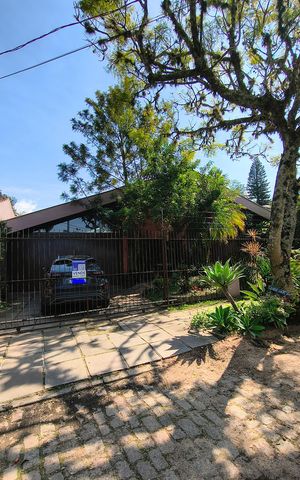 Casa à venda com 200m², 3 quartos e 3 vagas Casa à venda com 200m², 3 quartos e 3 vagasFachada
