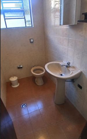 Casa à venda com 200m², 2 quartos e 2 vagas Casa à venda com 200m², 2 quartos e 2 vagasBanheiro