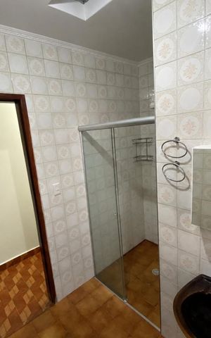 Casa à venda com 200m², 2 quartos e 2 vagas Casa à venda com 200m², 2 quartos e 2 vagasBanheiro