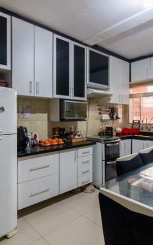 Casa à venda com 88m², 2 quartos e 2 vagas Casa à venda com 88m², 2 quartos e 2 vagasCozinha