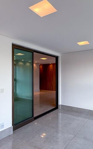 Apartamento à venda com 173m², 4 quartos e 4 vagas Apartamento à venda com 173m², 4 quartos e 4 vagasVaranda