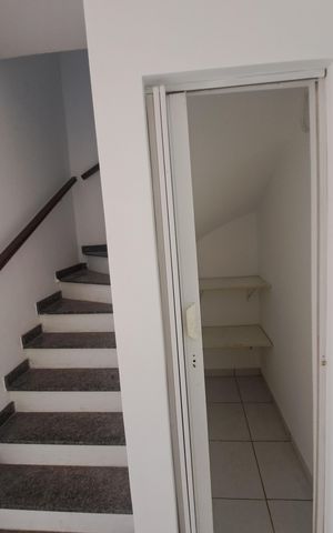 Casa à venda com 160m², 3 quartos e 2 vagas Casa à venda com 160m², 3 quartos e 2 vagasSala