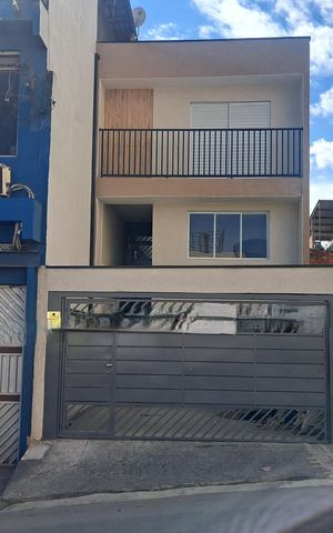 Casa à venda com 160m², 3 quartos e 2 vagas Casa à venda com 160m², 3 quartos e 2 vagasFachada