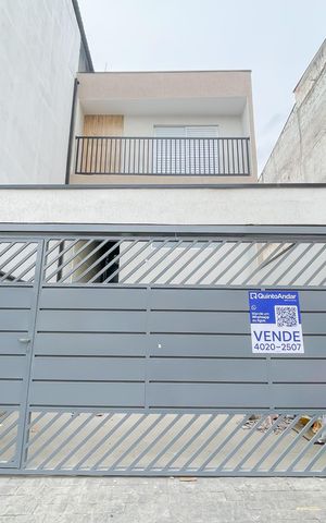 Casa à venda com 160m², 3 quartos e 2 vagas Casa à venda com 160m², 3 quartos e 2 vagasFachada