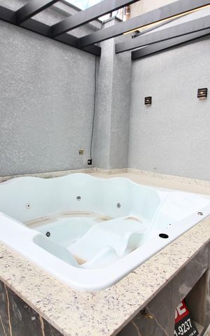 Casa à venda com 120m², 3 quartos e 2 vagas Casa à venda com 120m², 3 quartos e 2 vagasbanheira de hidromassagem