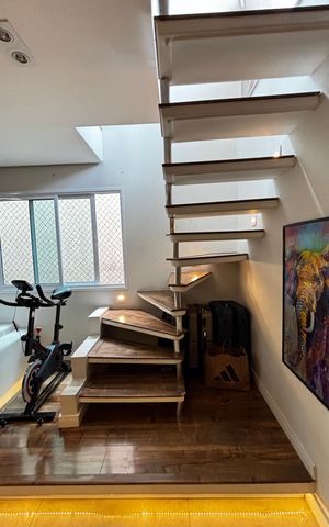 Apartamento para alugar com 120m², 2 quartos e 1 vaga Apartamento para alugar com 120m², 2 quartos e 1 vagaEscada