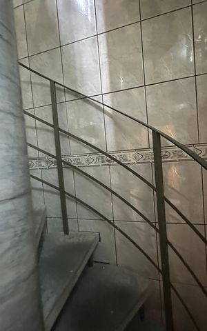 Casa à venda com 150m², 3 quartos e 3 vagas Casa à venda com 150m², 3 quartos e 3 vagasEscada
