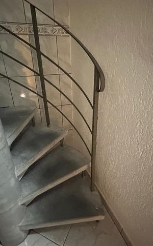 Casa à venda com 150m², 3 quartos e 3 vagas Casa à venda com 150m², 3 quartos e 3 vagasEscada