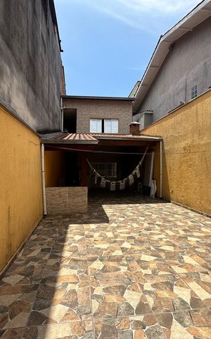 Casa à venda com 150m², 3 quartos e 3 vagas Casa à venda com 150m², 3 quartos e 3 vagasVaranda
