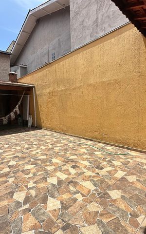 Casa à venda com 150m², 3 quartos e 3 vagas Casa à venda com 150m², 3 quartos e 3 vagasVaranda