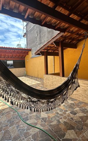 Casa à venda com 150m², 3 quartos e 3 vagas Casa à venda com 150m², 3 quartos e 3 vagasVaranda