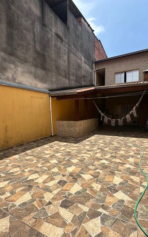 Casa à venda com 150m², 3 quartos e 3 vagas Casa à venda com 150m², 3 quartos e 3 vagasVaranda