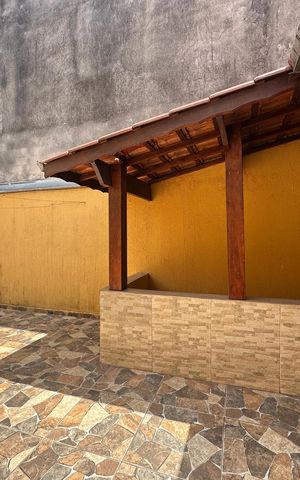 Casa à venda com 150m², 3 quartos e 3 vagas Casa à venda com 150m², 3 quartos e 3 vagasVaranda