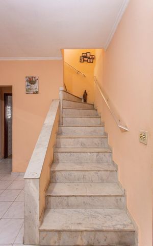 Casa à venda com 123m², 2 quartos e 1 vagaEscada