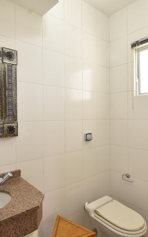 Casa de condomínio à venda com 350m², 4 quartos e 4 vagasLavabo