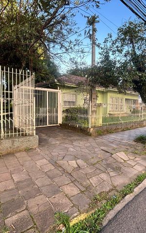 Casa à venda com 552m², 3 quartos e 3 vagas Casa à venda com 552m², 3 quartos e 3 vagasFachada