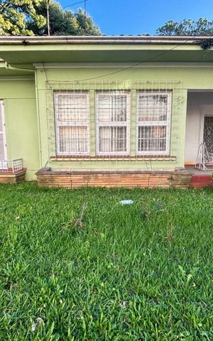 Casa à venda com 552m², 3 quartos e 3 vagas Casa à venda com 552m², 3 quartos e 3 vagasÁrea externa