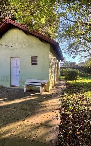 Casa à venda com 552m², 3 quartos e 3 vagas Casa à venda com 552m², 3 quartos e 3 vagasÁrea externa